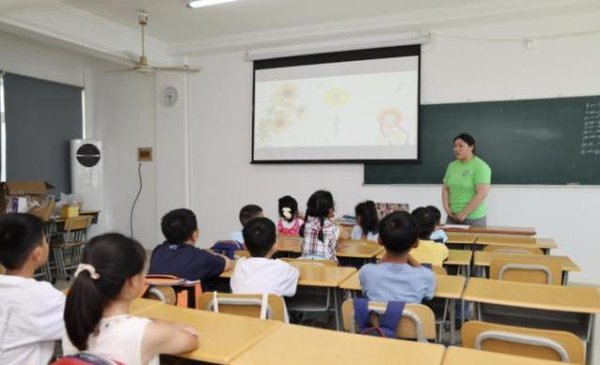 线上配资网站 快递小哥孩子没人管，免费暑托班开课，笑脸却成最好回报